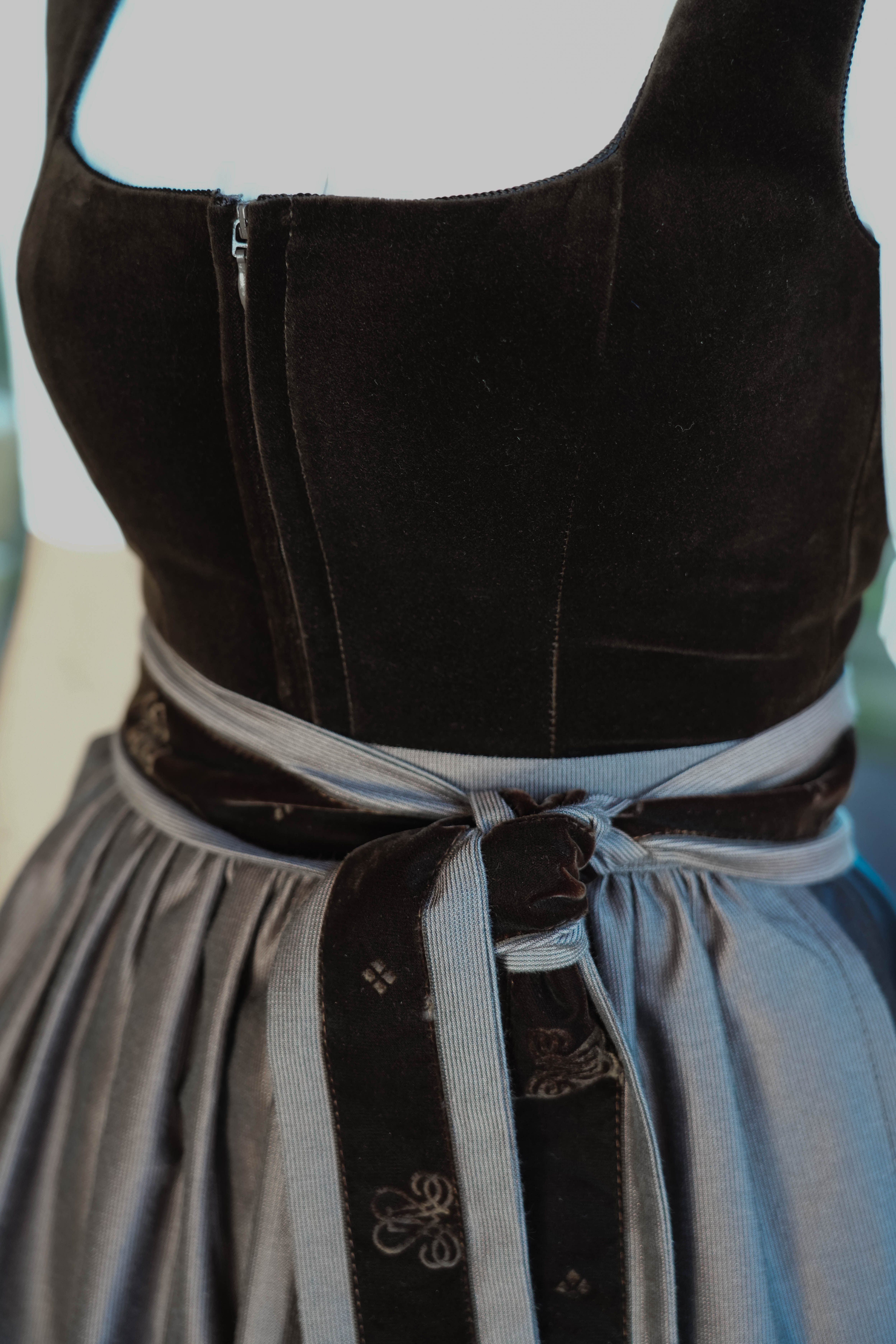 Dirndl Clara mit 2 Schürzen von Alpenherz 